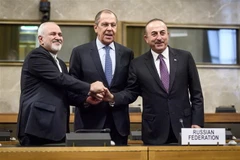 Ngoại trưởng Iran Javad Zarif, Ngoại trưởng Nga Sergei Lavrov và Thổ Nhĩ Kỳ Mevlut Cavusoglu tại cuộc họp về Syria ở Geneva (Thụy Sĩ) ngày 18/12/2018. (Ảnh: AFP/TTXVN)