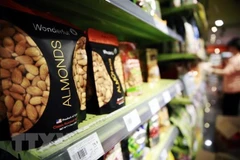 Sản phẩm hạnh nhân của Mỹ được bày bán tại một siêu. (Ảnh: EPA/TTXVN)