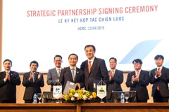 Lãnh đạo Công ty Cổ phần Tập đoàn Xây dựng Hòa Bình và Hyundai Elevator Co., Ltd (Hàn Quốc) tại Lễ ký kết. (Ảnh: Anh Tuấn/TTXVN)