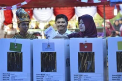 Cử tri bỏ phiếu tại điểm bầu cử ở Trumon, tỉnh Nam Aceh, Indonesia sáng 17/4/2019. (Ảnh: AFP/TTXVN)