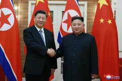 Chủ tịch Trung Quốc Tập Cận Bình (trái) và nhà lãnh đạo Triều Tiên Kim Jong-un trong cuộc gặp thượng đỉnh ở Bình Nhưỡng ngày 20/6/2019. (Ảnh: Yonhap/TTXVN)