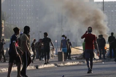 Người biểu tình đốt phá tại thủ đô Baghdad, Iraq ngày 5/10/2019. (Ảnh: THX/TTXVN)