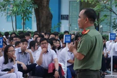 Các chuyên gia và đông đảo học sinh cùng tham gia trao đổi tại buổi tọa đàm “Bạo lực học đường, dâm ô trẻ em – chống được không?”. (Ảnh: Thu Hoài/TTXVN)