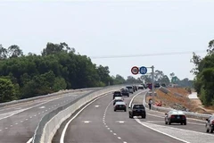 Các phương tiện lưu thông trên đường cao tốc Đà Nẵng-Quảng Ngãi. (Ảnh: Trần Tĩnh/TTXVN)