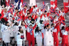 Các vận động viên Hàn Quốc và Triều Tiên tại lễ bế mạc Olympic PyeongChang 2018. (Nguồn: Kyodo/TTXVN)