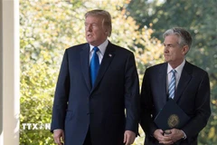 Tổng thống Mỹ Donald Trump (trái) và Chủ tịch Ngân hàng Dự trữ Liên bang Mỹ (Fed) Jerome Powell. (Ảnh: AFP/TTXVN)