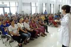 Bác sỹ Bệnh viện Bạch Mai tuyên truyền khám sàng lọc tầm soát ung thư vú, tư vấn miễn phí cho phụ nữ nghèo tỉnh Hà Nam. (Ảnh: Dương Ngọc/TTXVN)