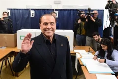 Cựu Thủ tướng Italy Silvio Berlusconi bỏ phiếu tại điểm bầu cử ở Milan hồi tháng 3/2018. (Nguồn: AFP/TTXVN)