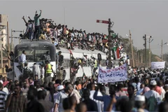 Hàng nghìn người biểu tình yêu cầu chuyển giao quyền lực cho chính quyền dân sự tại thủ đô Khartoum, Sudan ngày 23/4/2019. (Ảnh: AFP/TTXVN)