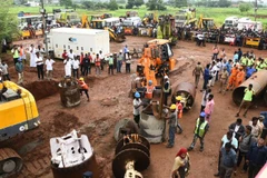 Nhân viên cứu hộ trong một chiến dịch giải cứu một đứa trẻ bị mắc kẹt trong một cái giếng sâu. (Nguồn: edition.cnn.com)