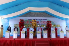 Đại biểu thực hiện nghi thức khởi công dự án. (Ảnh: Nguyên Lý/TTXVN)