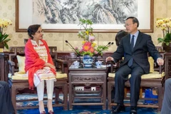 Chủ nhiệm văn phòng Ủy ban công tác đối ngoại Trung ương Đảng Cộng sản Trung Quốc Dương Khiết Trì tiếp Bí thư Đối ngoại Pakistan Tahmina Janjua. (Nguồn: Xinhua)