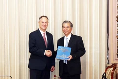 Phó Chủ tịch ủy ban Nhân dân Thành phố Hồ Chí Minh tiếp ông Chris Clark. (Ảnh: Xuân Khu/TTXVN)