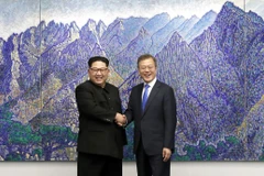 Tổng thống Hàn Quốc Moon Jae-in (phải) trong cuộc gặp thượng đỉnh lịch sử với Nhà lãnh đạo Triều Tiên Kim Jong-un tại Panmunjom ngày 27/4/2018. (Ảnh: Yonhap/TTXVN)