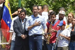 Thủ lĩnh đối lập Venezuela Juan Guaido (giữa) trong cuộc biểu tình phản đối Chính phủ tại Caracas ngày 6/4/2019. (Ảnh: AFP/TTXVN)
