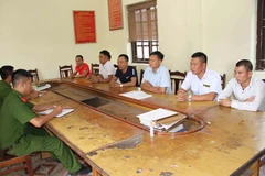 Các đối tượng tại cơ quan điều tra. (Ảnh: Đinh Tuấn/TTXVN)