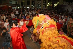 Các em nhỏ dự lễ phá cỗ Trung Thu. (Ảnh minh họa. Nguồn: Thanh Tùng/TTXVN)