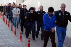 Cảnh sát bắt giữ các phần tử tình nghi liên quan tới giáo sỹ Hồi giáo Fethullah Gulen tại thành phố Kayseri, Thổ Nhĩ Kỳ. (Ảnh: AFP/TTXVN)