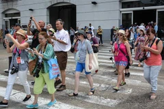Khách du lịch tham quan thủ đô La Habana, Cuba. (Ảnh: AFP/TTXVN)