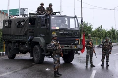 Binh sỹ Ấn Độ gác tại một tuyến phố ở Jammu ngày 5/8/2019. (Ảnh: AFP/TTXVN)