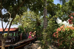 Du khách ghé vào thăm miệt vườn. (Ảnh: Xuân Mai/Vietnam+)