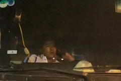 Tài xế cố thủ trong xe. (Nguồn: Vnews)