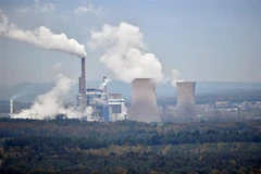 Khí thải bốc lên từ nhà máy ở Saint-Avold, miền Đông Pháp ngày 31/10/2018. (Ảnh: AFP/TTXVN)