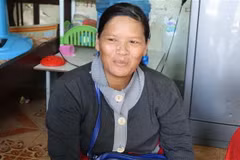 Chị Mai được khen thưởng vì hành động đẹp nhặt được tài sản lớn mang trả người đánh mất. (Ảnh: Đậu Tất Thành/TTXVN)