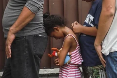 Người di cư trong hành trình tới Mỹ chờ được hỗ trợ tại trại tị nạn ở Tapachula, bang Chiapas (Mexico) ngày 11/6/2019. (Ảnh: AFP/TTXVN)