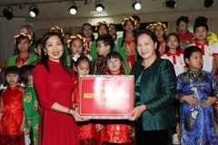 Chủ tịch Quốc hội Nguyễn Thị Kim Ngân tặng quà cô và trò lớp học tiếng Việt. (Ảnh: Trọng Đức/TTXVN)