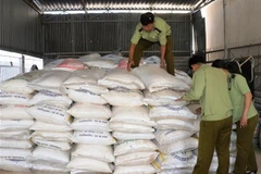 Số lượng đường cát nhập lậu vừa bị Cục Quản lý Thị trường Tây Ninh thu giữ. (Ảnh: Lê Đức Hoảnh/TTXVN)