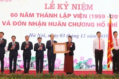 Chủ tịch Quốc hội Nguyễn Thị Kim Ngân trao Huân chương Hồ Chí Minh cho Viện Khoa học Thủy lợi Việt Nam. (Ảnh: Trọng Đức/TTXVN)