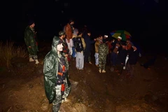 Binh sỹ Pakistan điều tra tại khu vực máy bay Ấn Độ ném bom nhằm vào lán trại của nhóm phiến quân Jaish-e-Mohammad (JeM) ở Balakot, Kashmir ngày 26/2/2019. (Ảnh: AFP/TTXVN)