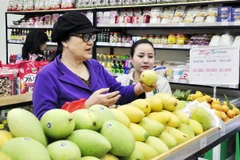 Người tiêu dùng lựa chọn trái cây. (Ảnh: Phương Anh/TTXVN)