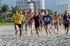 Các em trong nhóm cứu hộ nhí Nippers Đà Nẵng được rèn luyện thể chất bằng nhiều môn thể thao phối hợp trên cạn và dưới biển. (Ảnh: Quốc Dũng/TTXVN)