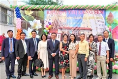 Đại sứ Nguyễn Anh Tuấn (thứ 5 từ trái qua) chụp ảnh lưu niệm với Ban quản trị Khu đô thị Làng Sen. (Ảnh: Dương Trí/TTXVN)