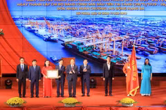 Thủ tướng Nguyễn Xuân Phúc, Chủ tịch Hội đồng thi đua khen thưởng Trung ương trao Huân chương Lao động Hạng Ba cho cán bộ, công nhân, người lao động Cảng Hải Phòng. (Ảnh: An Đăng/TTXVN)