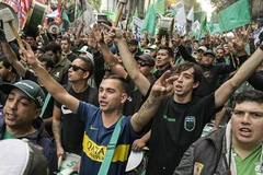 Người dân tham gia biểu tình. (Nguồn: AFP)