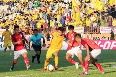 Một pha tranh bóng giữa các cầu thủ Phố Hiến và Thanh Hóa ở V-League. (Ảnh: Nguyễn Oanh/TTXVN)