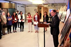 Đại sứ Nguyễn Ngọc Sơn phát biểu tại lễ khai mạc triển lãm. (Ảnh do Đại sứ quán Việt Nam tại Chile cung cấp)