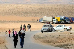 Người tị nạn Syria tại cửa khẩu Zamarani sau khi trở về quê hương từ Liban. (Ảnh: THX/TTXVN)