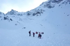 Lực lượng cứu hộ tìm kiếm nạn nhân mất tích sau vụ lở tuyết ở Áo. (Ảnh minh họa. AFP/TTXVN)