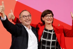 Ông Norbert Walter-Borjans và liên danh tranh cử Saskia Esken. (Nguồn: Reuters)