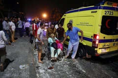 Chuyển nạn nhân bị thương tại hiện trường vụ tấn công khủng bố ở thủ đô Cairo, Ai Cập ngày 5/8/2019. (Ảnh: THX/TTXVN)