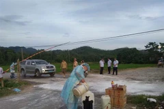 Lực lượng chức năng tỉnh Quảng Bình cắm chốt kiểm dịch tại địa bàn xã Xuân Hóa. (Ảnh: Văn Tý/TTXVN)