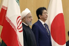 Thủ tướng Nhật Bản Shinzo Abe và Tổng thống Iran Hassan Rouhani tại Tokyo ngày 20/12. (Nguồn: AP)