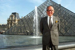 Ông Ieoh Ming Pei bên công trình tòa kim tự tháp bằng kính trong suốt ở lối vào bảo tàng Louvre. (Nguồn: AFP)