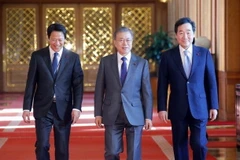 Tổng thống Hàn Quốc Moon Jae-in (giữa). (Nguồn: Yonhap)