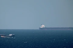 Một tàu chở dầu tiến về Eo biển Hormuz ở ngoài khơi vùng biển Khasab (Oman). (Ảnh: AFP/TTXVN)