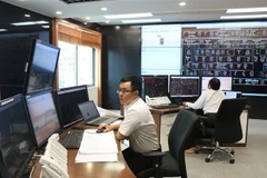 Phòng điều hành Trung tâm điều độ hệ thống điện thông minh tại Thành phố Hồ Chí Minh được kết nối với hệ thống thiết bị tự động được lắp đặt trên lưới điện. (Ảnh: Ngọc Hà/TTXVN)